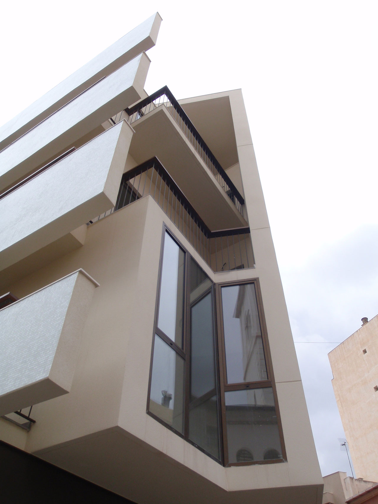 Proyecto de construcción de edificio viviendas con fachadas a dos orientaciones