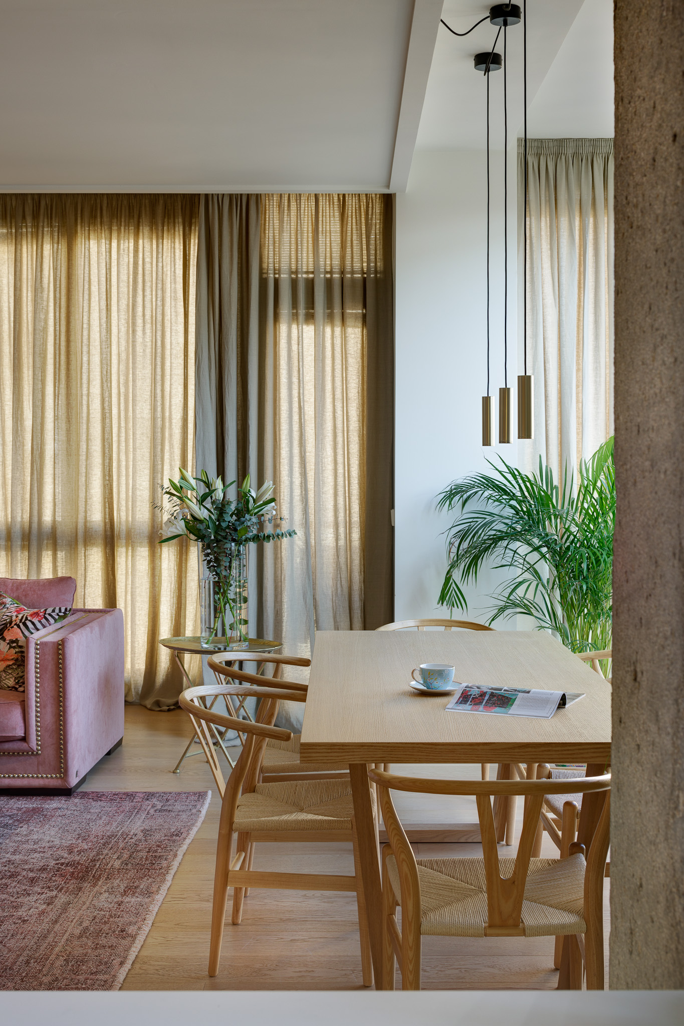 Reforma de vivienda con redistribución de espacios y decoración con materiales nobles y colores cálidos